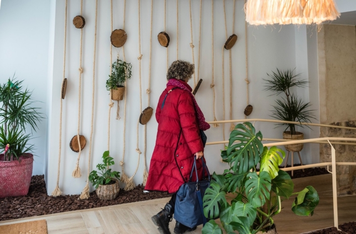 La decoración de algunas de las paredes del hotel con sogas de esparto.