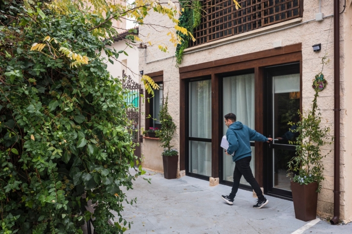 El hotel tiene dos salidas.