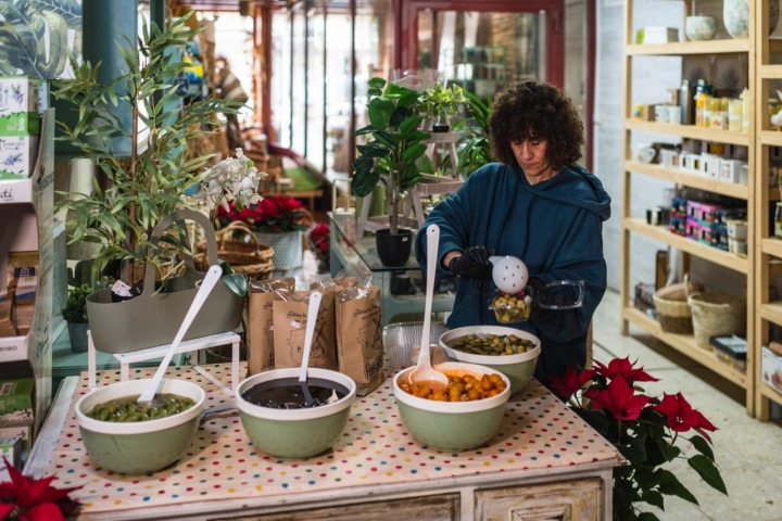 Los encurtidos le encantan a Ángela.