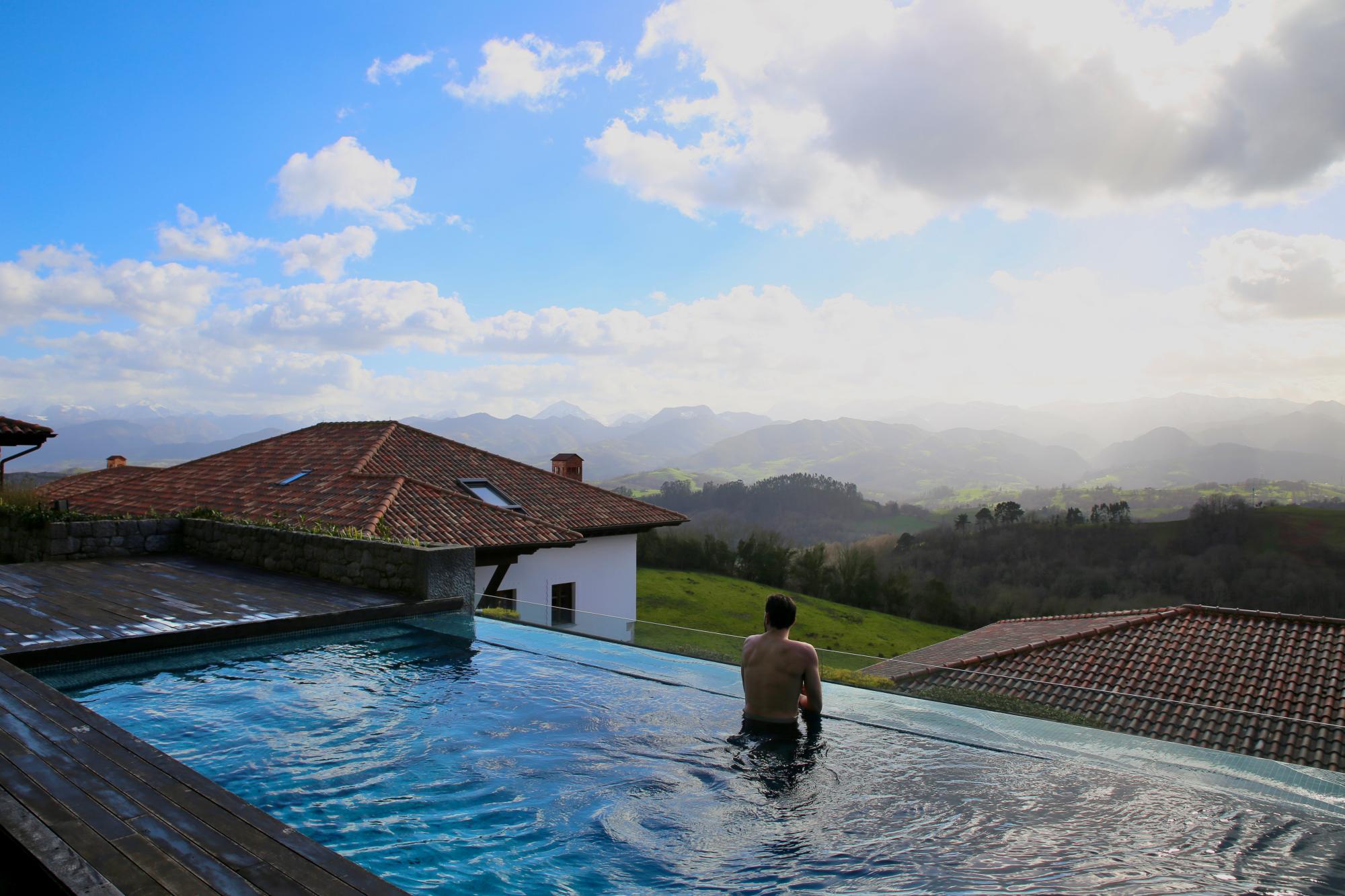 Infinity pool en el exterior del Puebloastur