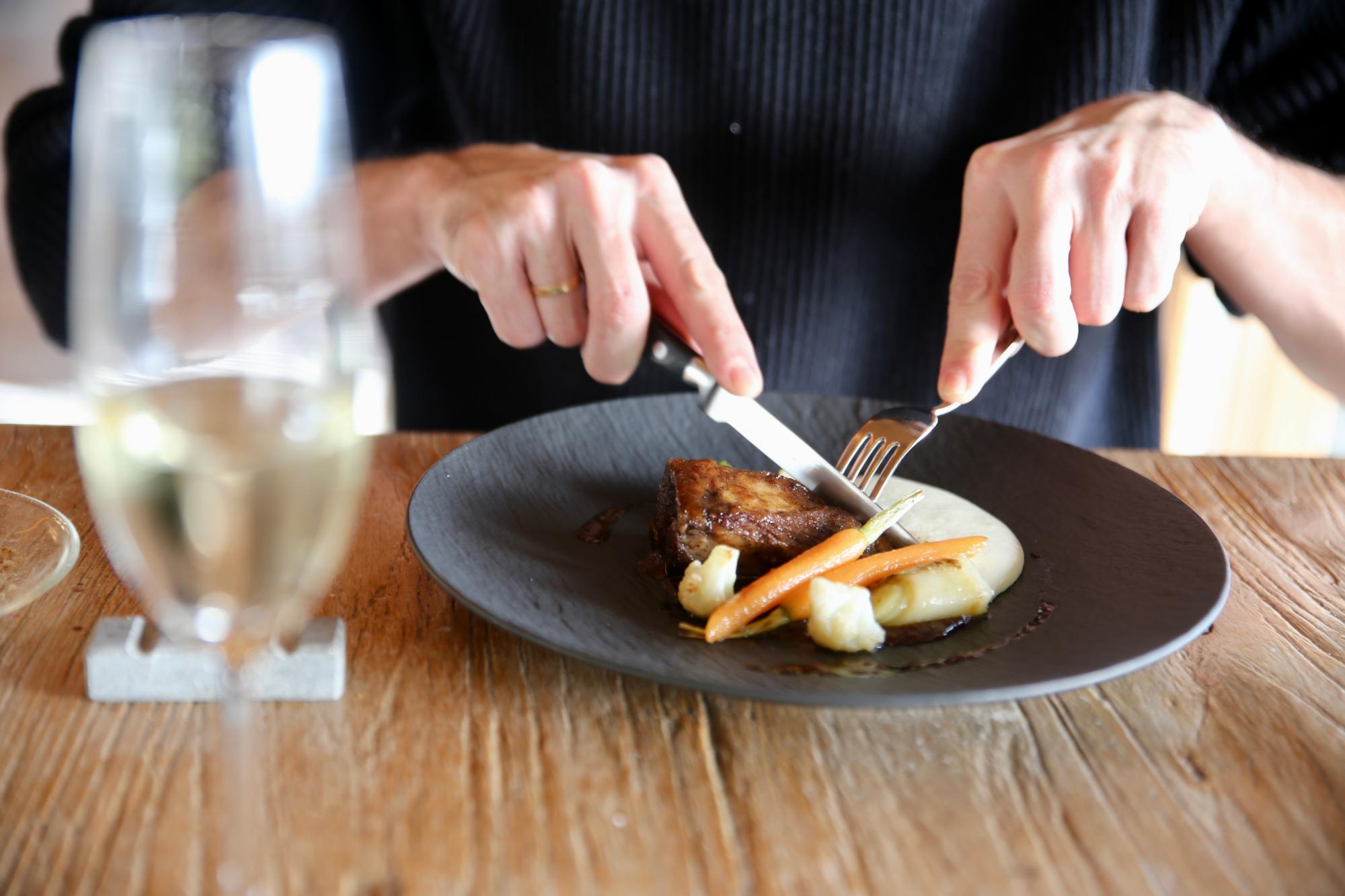 Costilla en el restaurante del Puebloastur