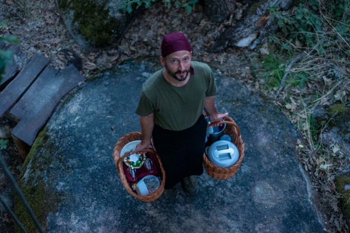 El gaditano Javier de Alba es el cocinero y quien se encarga de llevar personalmente la cena caliente a cada cabaña.