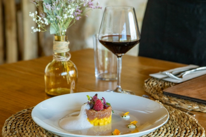 Tartar de atún Bluefin macerado con miso, aceite y kimchi.