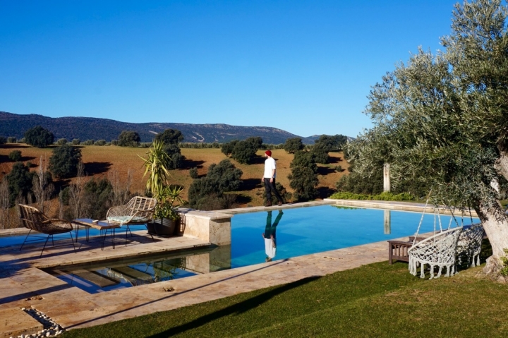 La piscina es perfecta para los días de calor en la meseta.