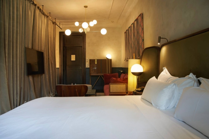 Las habitaciones cuentan con piezas exquisitas de mobiliario.