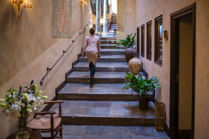 Zaguán del hotel Casa 1800 de Granada.