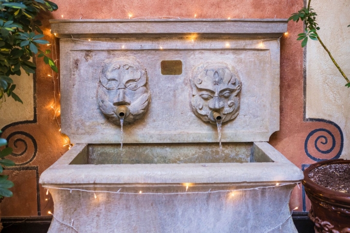 Fuente del patio interior del hotel Casa 1800 de Granada.