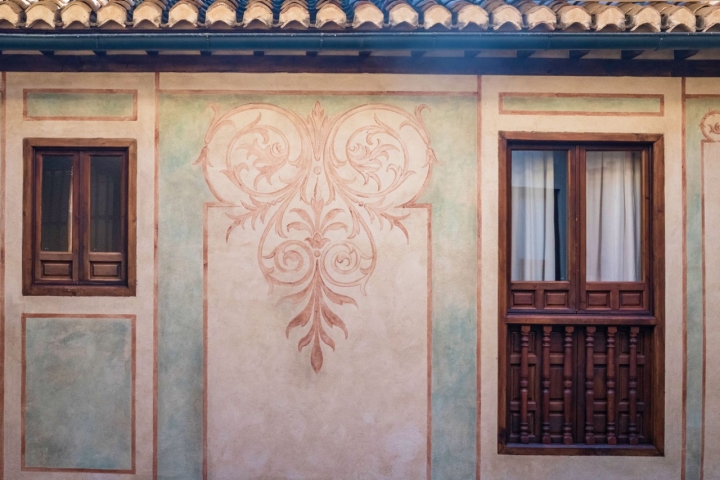 Frescos y ventanas del hotel Casa 1800 de Granada.