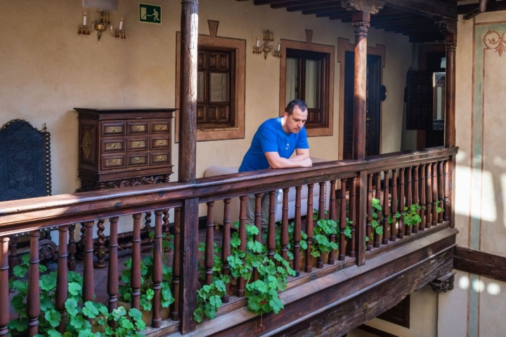 Galería de madera del primer piso del hotel Casa 1800 de Granada.