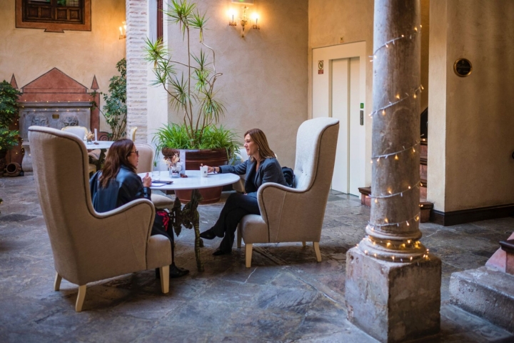 Patio interior del hotel Casa 1800 de Granada.