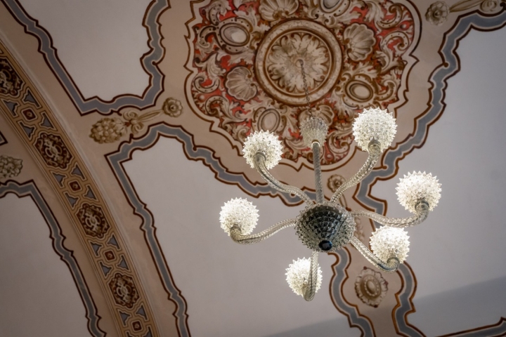 Lámparas de Artemide y de Lucas Zito cuelgan de los techos