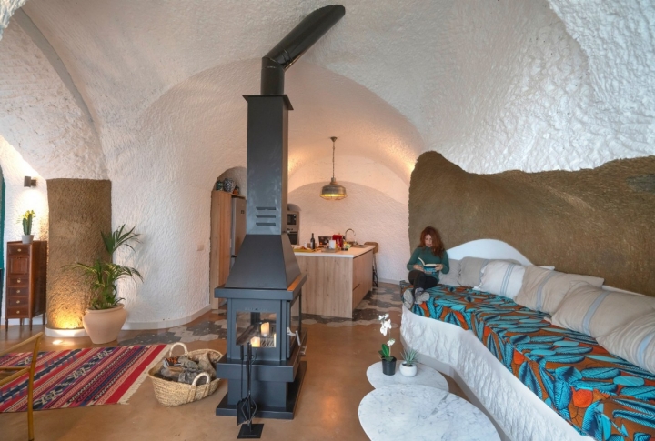 Salón de las cuevas con chimenea.