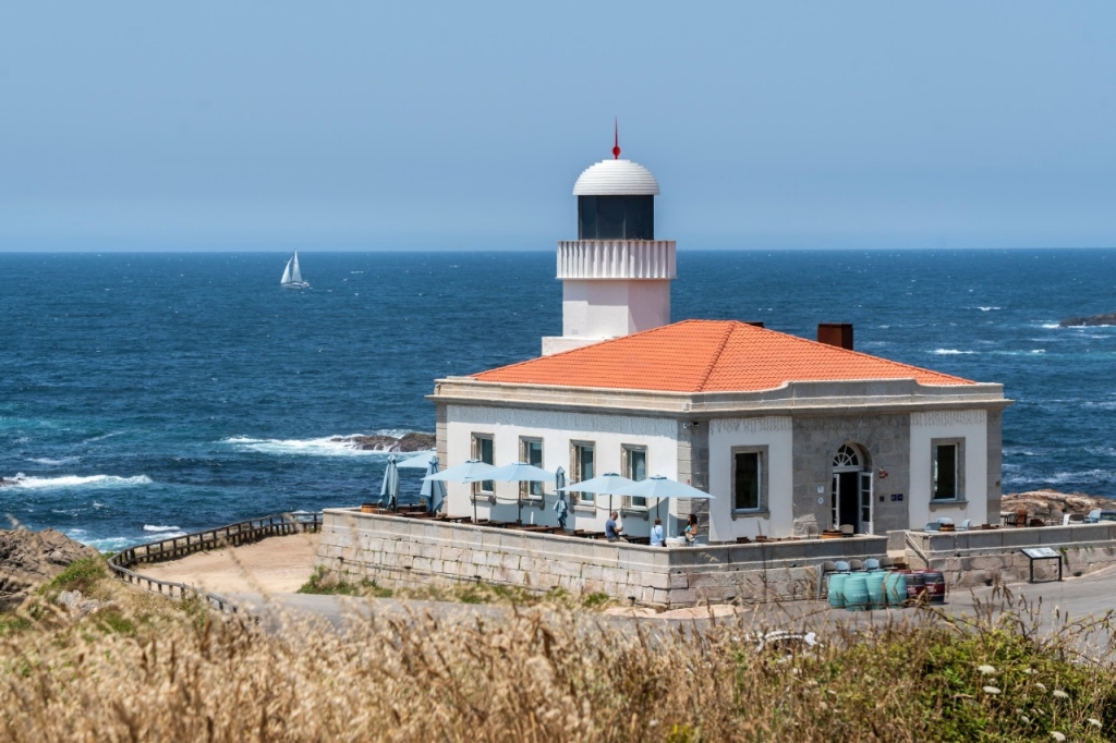 El sueño de dormir en un faro al arrullo del Atlántico