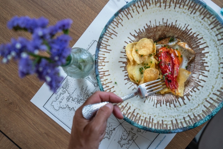 Carabineros al ajillo con huevo frito y patatas chip