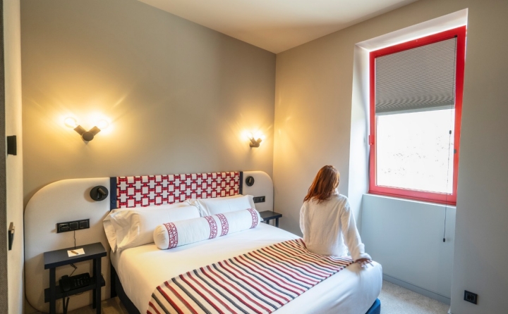 El hotel cuenta con 17 habitaciones, unas con vistas al mar y otras a la montaña