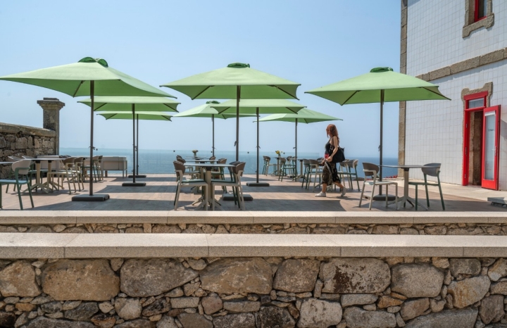 La terraza del faro, asomado a la ría de Vigo desde un acantilado de Baiona