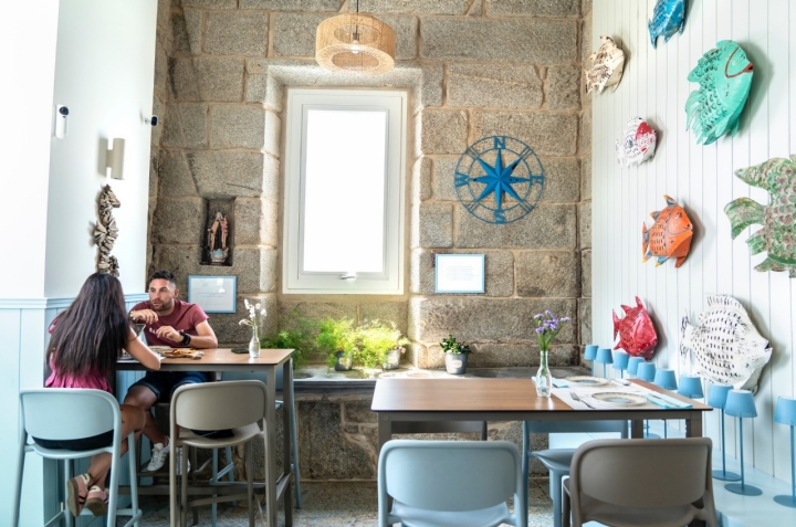 Salón interior de la Taberna Atlántica