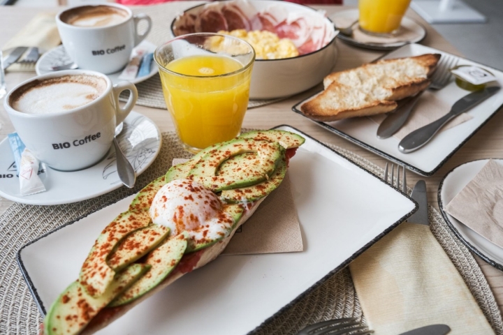 Tostada de aguacate con huevo poché, pimentón de la Vera y AOVE.
