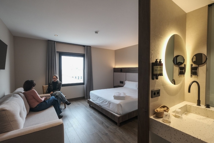 Dos mujeres charlan en una de las habitaciones del hotel rural.