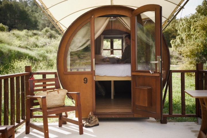 Repartidas por toda la finca hay una decena de barricas que han diseñado a medida.