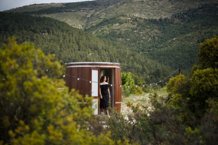 El baño y las duchas están en otros barriles instalados en diferentes puntos.