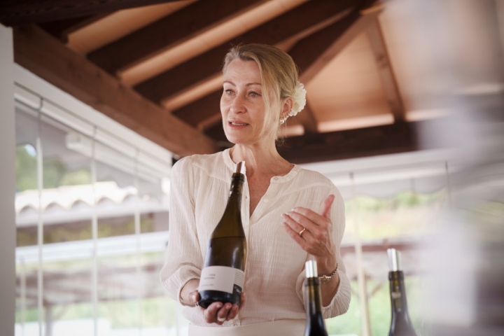 Doris presentando alguno de sus vinos.