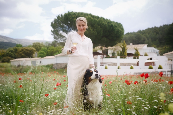Los suizos Doris (en la foto) y Roman Andres han ido reconstruyendo la finca respetando su esencia.