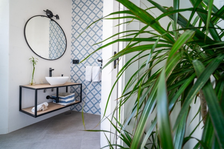 En cada rincón, hasta en el baño, han instalado plantas reales