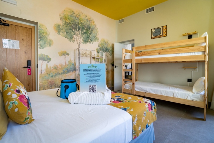 Las habitaciones están decoradas con murales de naturaleza, obra de una artista local