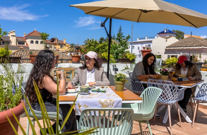 La terraza de 'GrowersGo' es un punto de encuentro de turistas y locales. Foto: GrowersGo