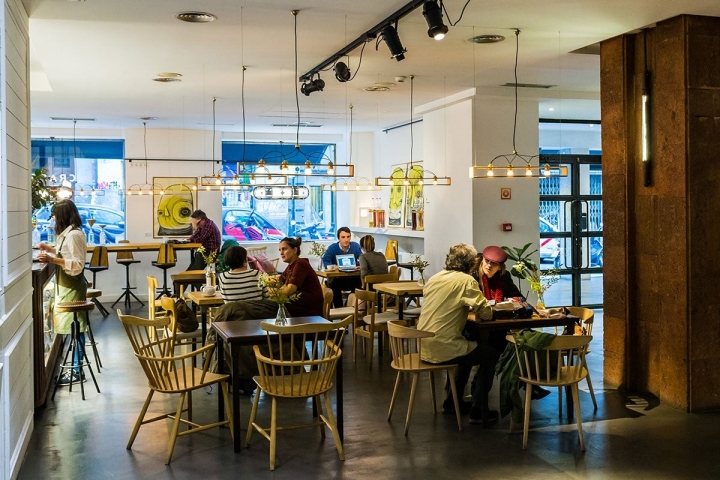 La cafetería-restaurante invita a la charla tranquila, sin prisas.