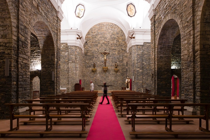 La iglesia está dentro del recinto y se puede visitar. 
