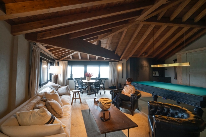Salón común de la planta alta con un billar