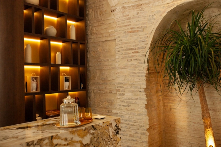 Hotel Portería Santa Clara estantería