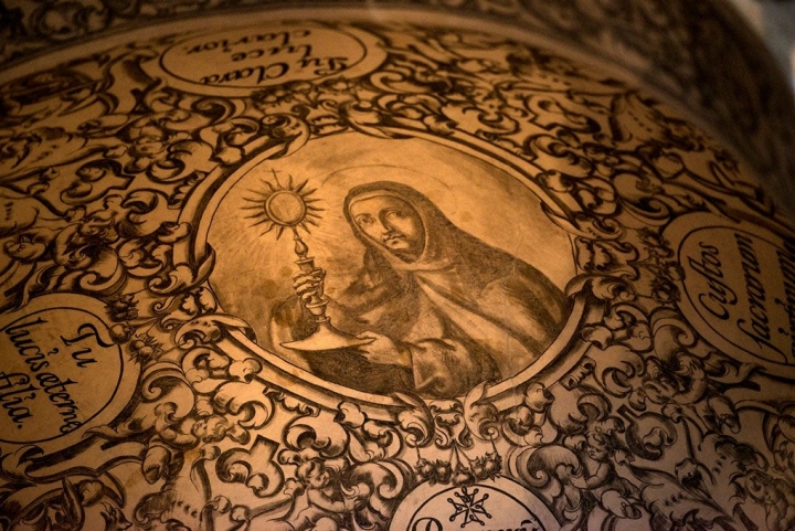 Detalle de una de las pinturas donde aparece una virgen