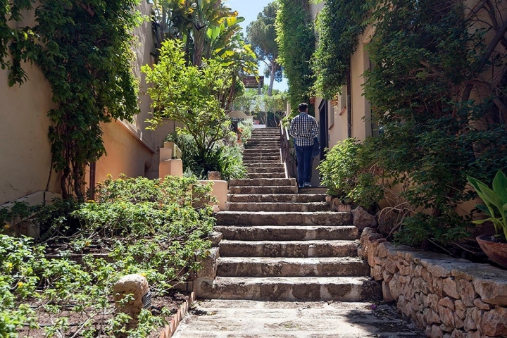 La piedra, los aromas a romero y tomillo y las buganvillas en primavera, protagonistas de los exteriores.