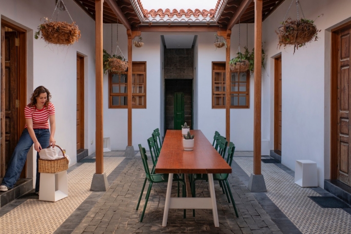 Un patio canario distribuye las tres suites del faro. Foto: Sofía Moro