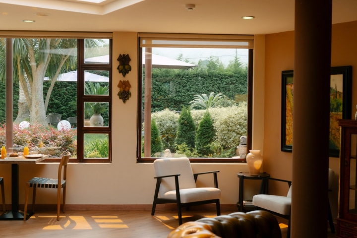 Las vistas hacia el jardín desde el salón invitan a disfrutar del exterior