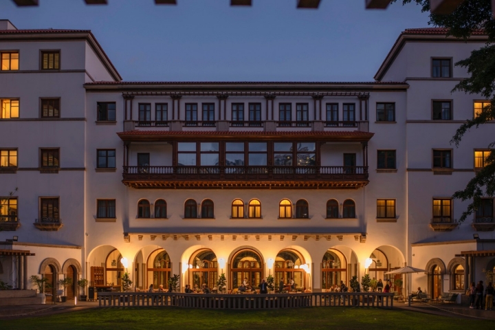 El Mencey al anochecer con su arquitectura neocanaria, se exhibe en la penumbra. 