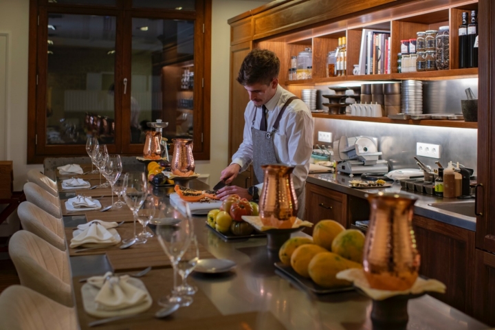 Una barra en la que relajarse con platos fríos preparados en el acto delante del comensal. 