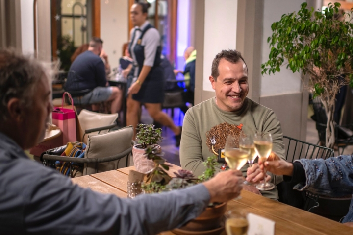 En el cocktail bar se dan cita santacruceños y huéspedes en alegre compañía. 