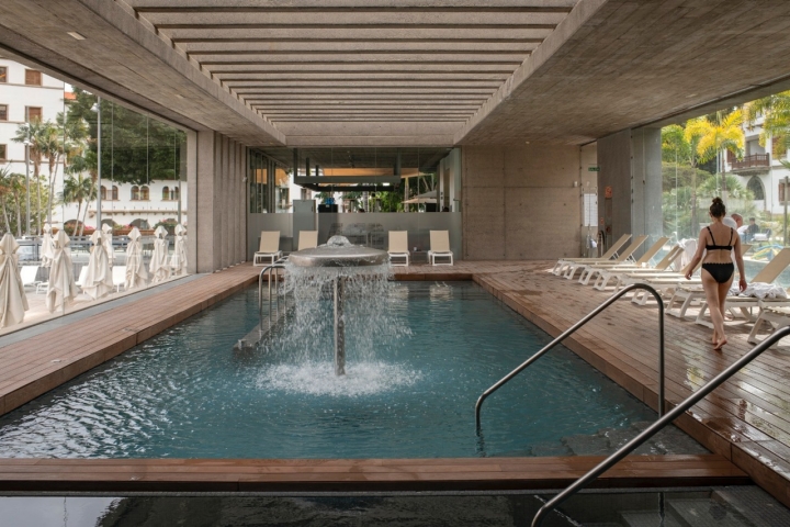 Un apetecible spa para alternar con la piscina exterior climatizada. 