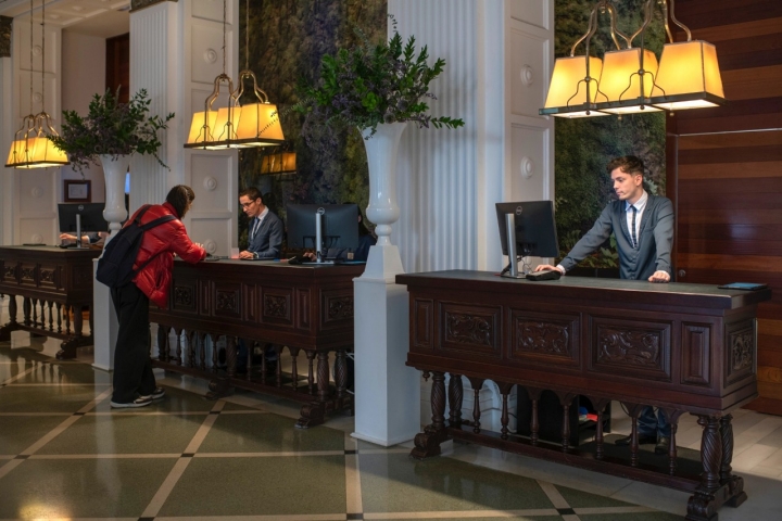 La recepción del hotel transmite sosiego y te traslada a otra época nada más entrar.