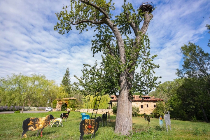 Trashumancia, de Adrián Segura a las puertas del hotel.