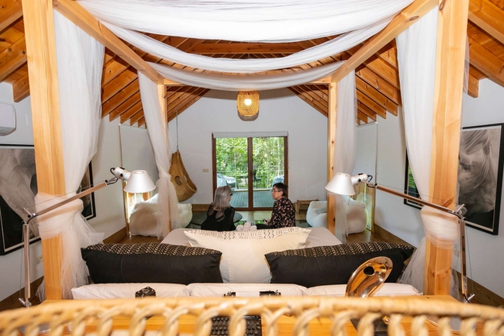 Las suites diseñadas por Celia y ejecutadas por Higinio, artesano de la madera.