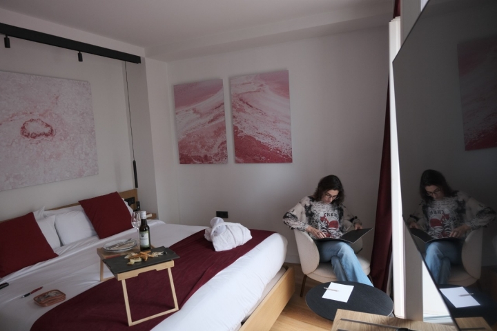 Una mujer lee en una de las habitaciones del hotel.