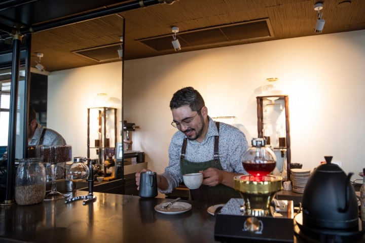 El barista chileno Ruggero preparando uno de sus cafés