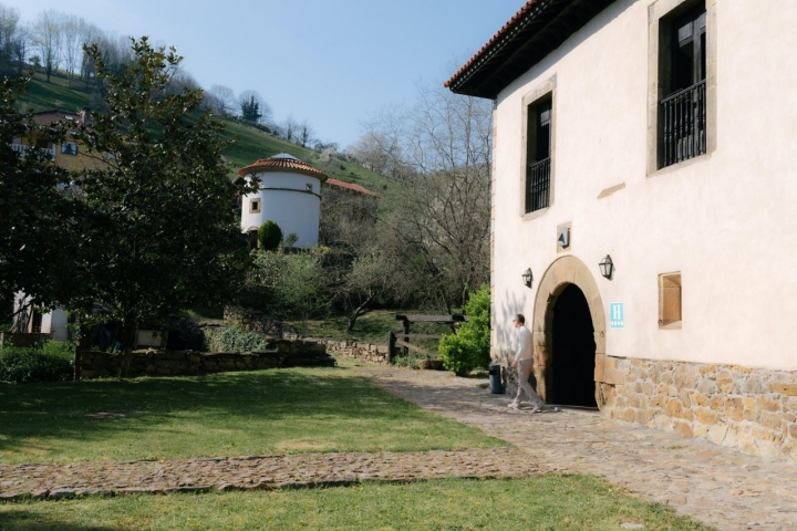 Entrada principal del hotel Palacio de Arriba (Mieres, Asturias)