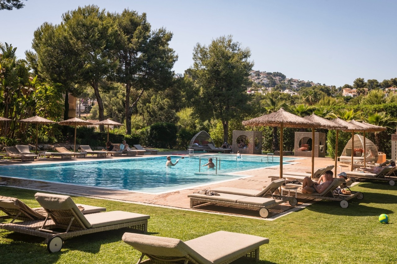 Zona de piscina del hotel Ritual de Terra (Moraira).