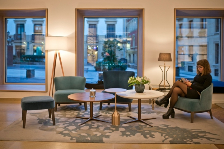 En el 'lobby', terciopelo, alabastro, cobre y una estudiada iluminación para que el ambiente resulte acogedor.